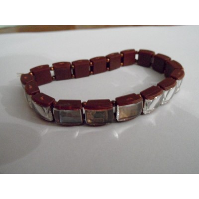 La pulsera de la confianza y el libro con las oraciones de las 18 devociones representadas en ella